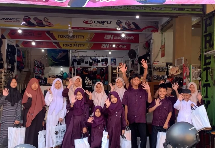 Kado Muharram LAZISMU, Anak Yatim Belanja Sepatu dan Nikmati Kebersamaan